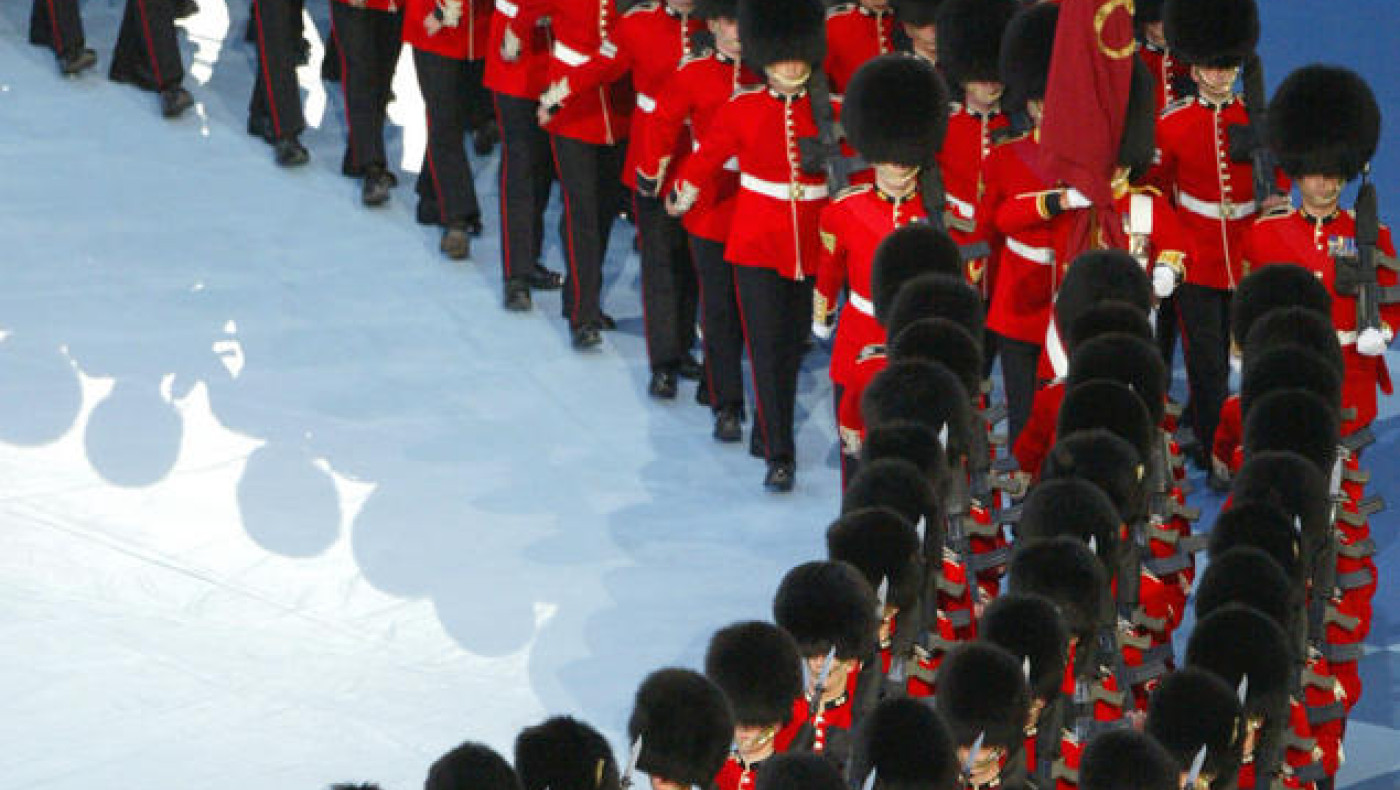 Αγγλία: Άλογο της βασιλικής φρουράς δάγκωσε τουρίστρια! (vid)