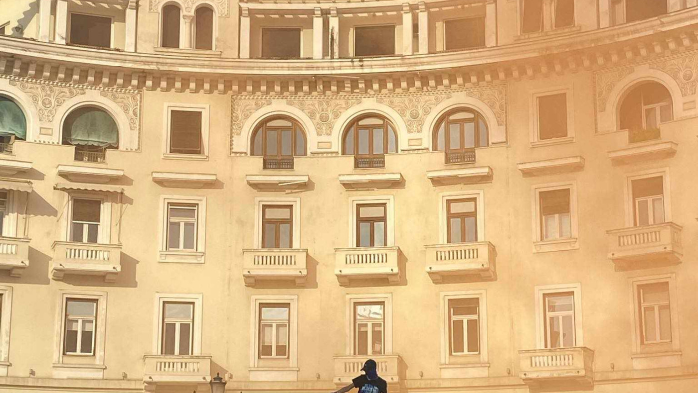 Έγινε «μπλε» η Αριστοτέλους που δονείται στο ρυθμό του  «Ήρα ολέ»