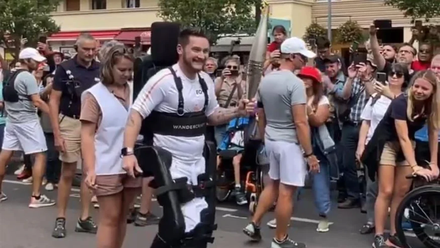 Ολυμπιακοί Αγώνες 2024: Παραπληγικός περπατά με τη βοήθεια εξωσκελετού και μεταφέρει την Ολυμπιακή φλόγα