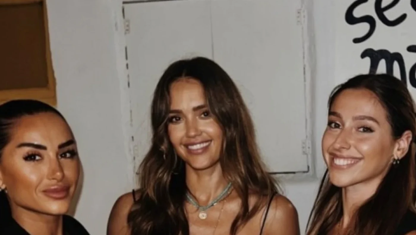 Στη Μύκονο και η Τζέσικα Άλμπα