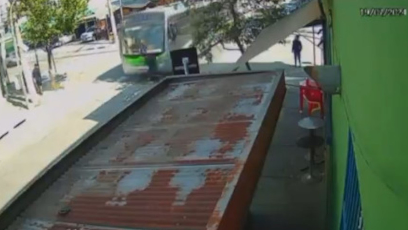 Βραζιλία: Φριχτός θάνατος για 17χρονο-Έκλεψε κινητό και παρασύρθηκε από λεωφορείο