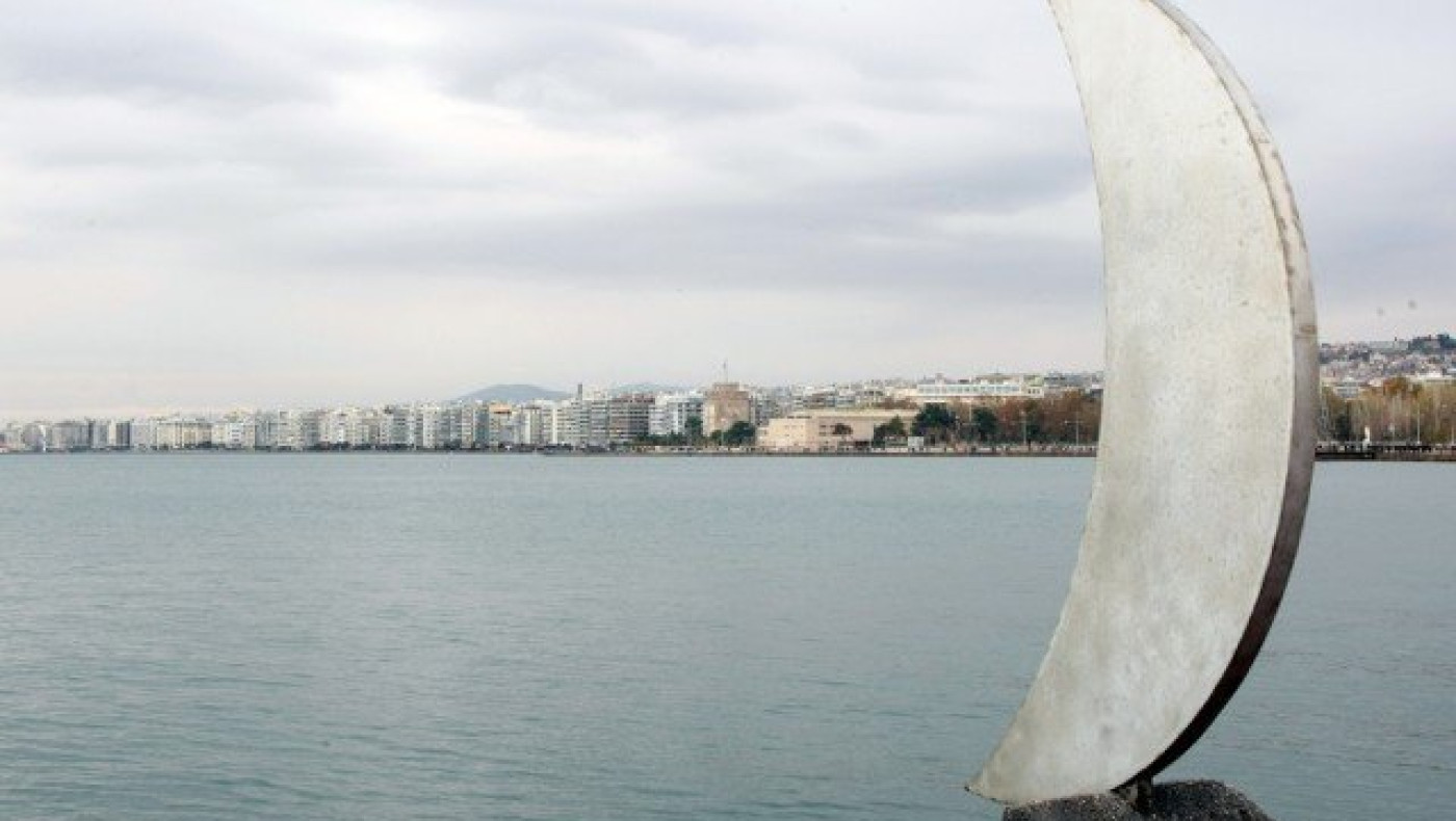 Το γλυπτό «Φεγγάρι στην Ακτή» «μετακομίζει»... μέσα στον Θερμαϊκό!