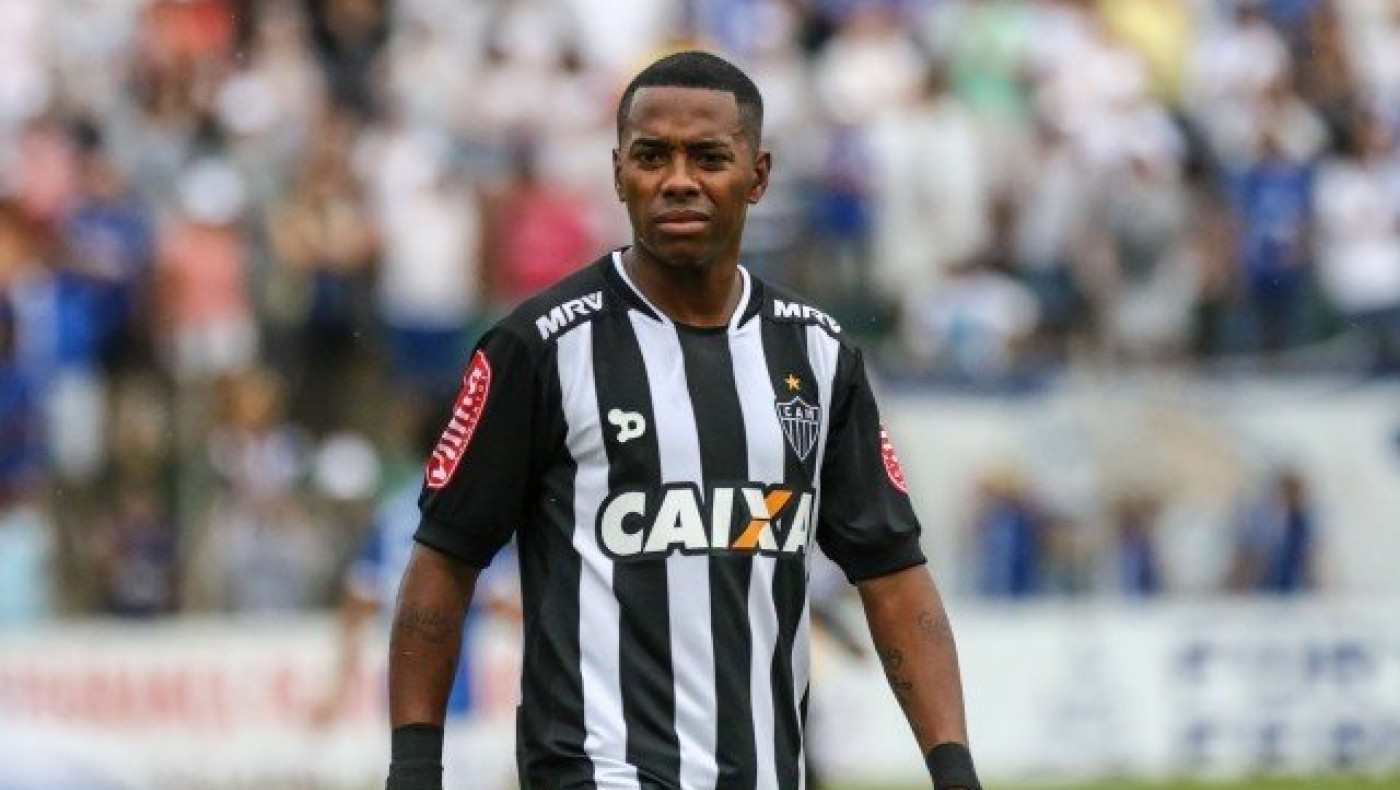 Χτύπησαν με αναπτήρα τον Ρομπίνιο κατά τη διάρκεια αγώνα! (video)