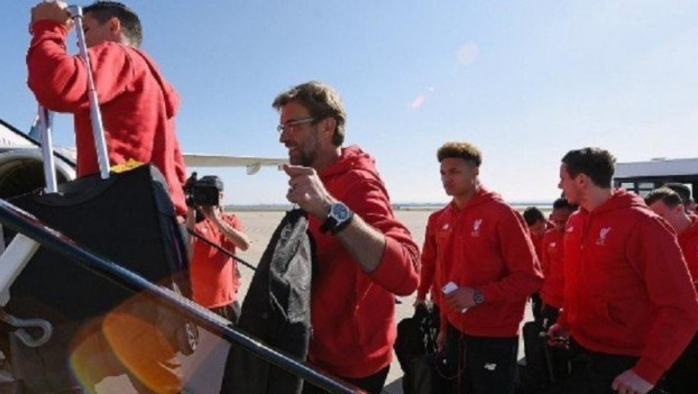 Στο αεροπλάνο η αποστολή της Λίβερπουλ για τη Βασιλεία! (pic)