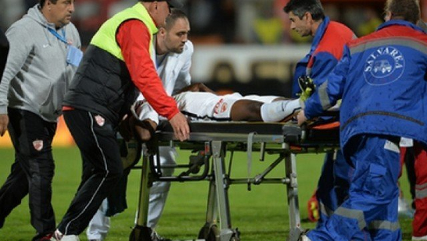 Στιγμές αγωνίας για τον Πατρίκ Εκένγκ, που κατέρρευσε στο γήπεδο (vid)