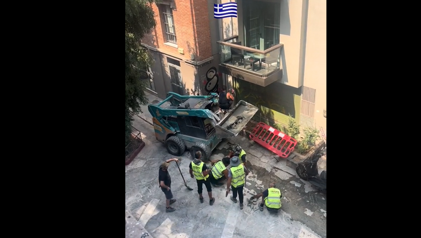 Pretty Woman α λα ελληνικά: Έδωσε λουλούδια στην αγαπημένη του από... εκσκαφέα!