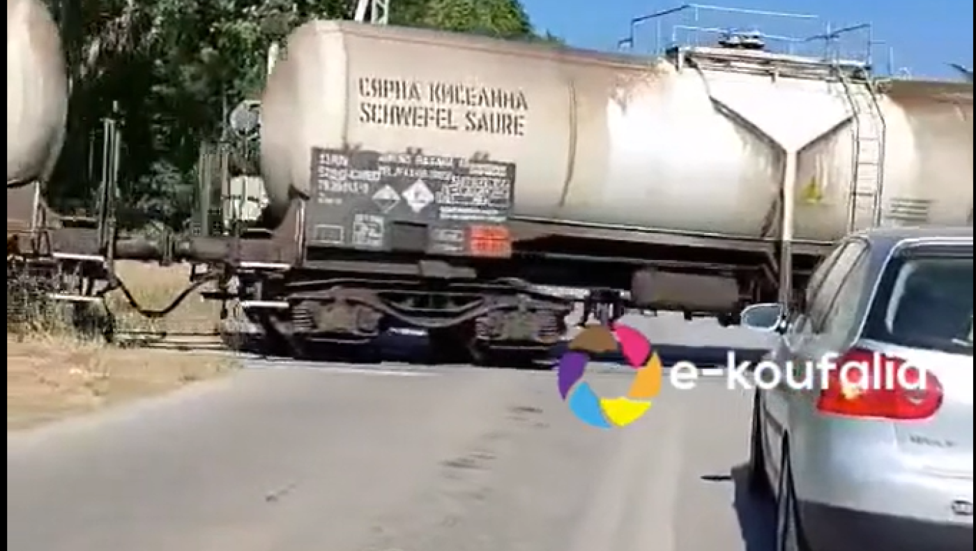 Χαλκηδόνα: Τρένο πέρασε μπροστά από όχημα με ανεβασμένες μπάρες διάβασης!