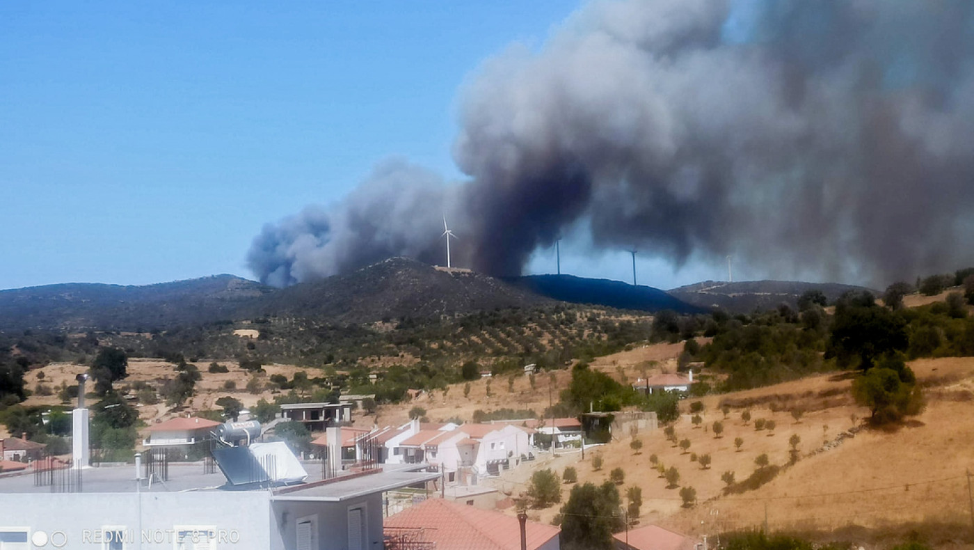 Αττική: Διπλό πύρινο μέτωπο σε Βαρνάβα και Μέγαρα-Εκκενώσεις οικισμών