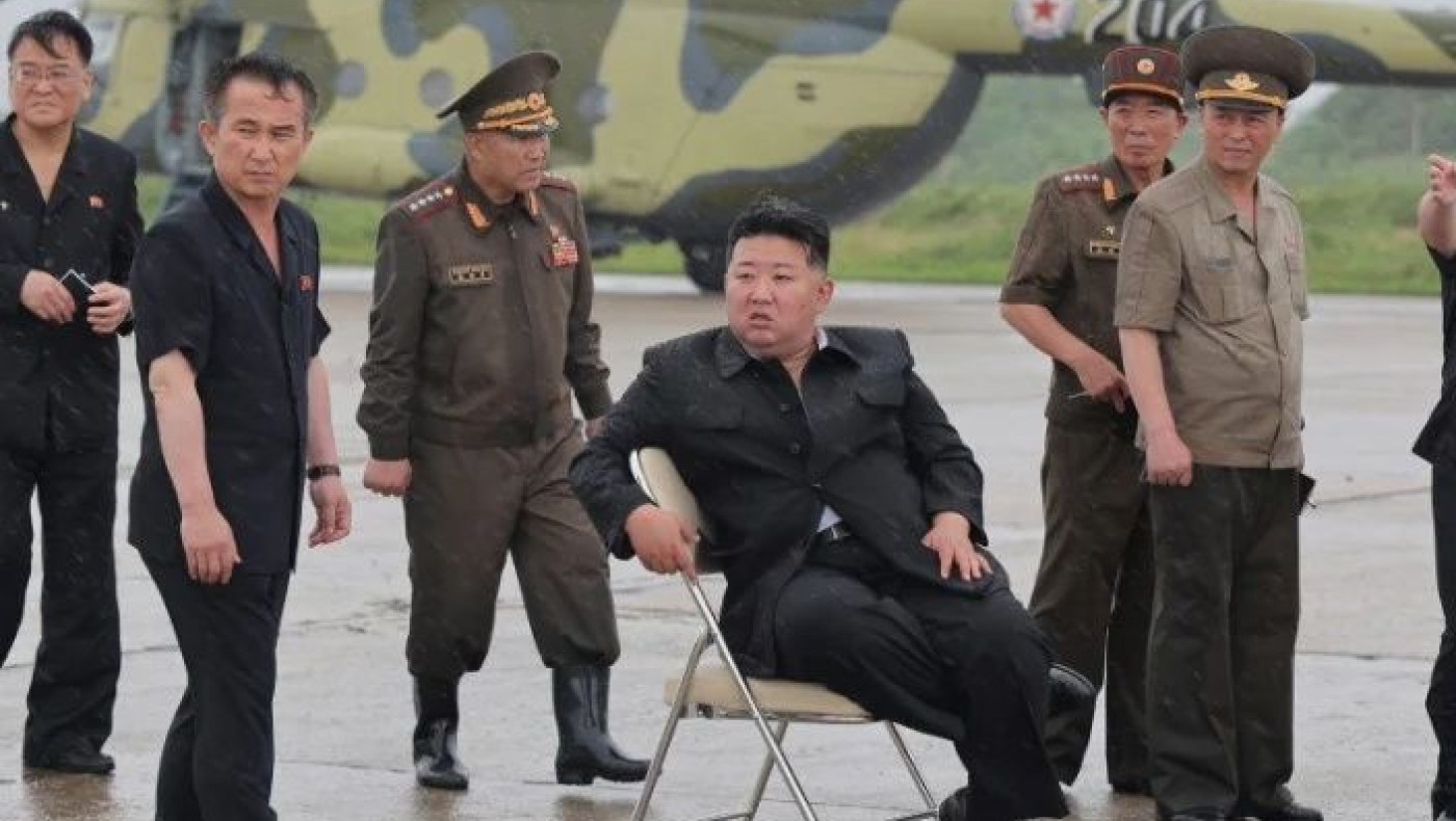 Β.Κορέα: Ο Κιμ Γιονγκ Ουν «έσκασε» σε δέντρο με το κεφάλι