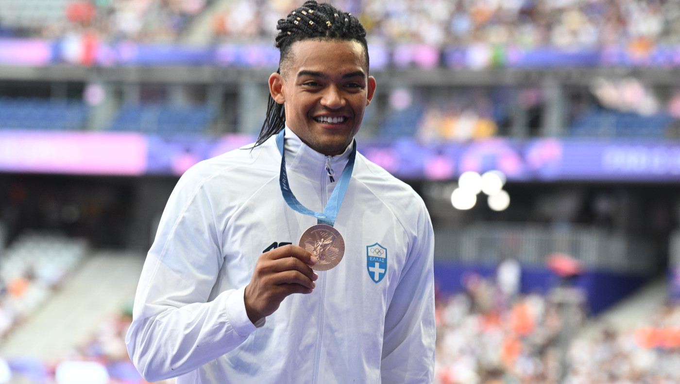 Η απονομή του χάλκινου μεταλλίου στον Καραλή