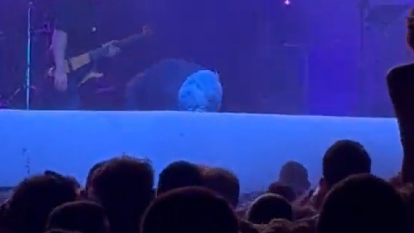 Βασίλης Παπακωνσταντίνου: Γλίστρησε και έπεσε στη σκηνή