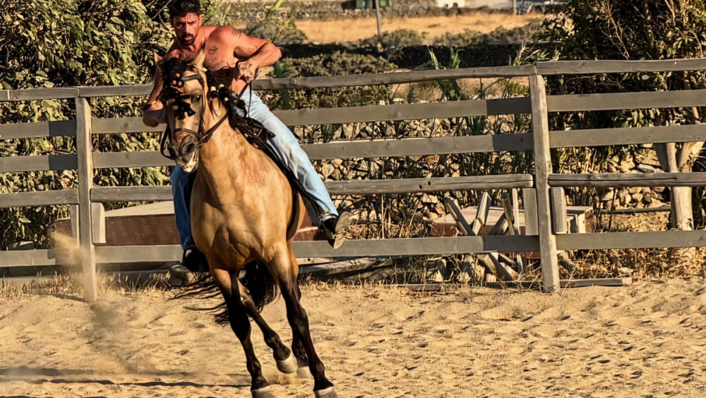 Michele Morrone: Ημίγυμνος κάνει ιππασία στη Μύκονο
