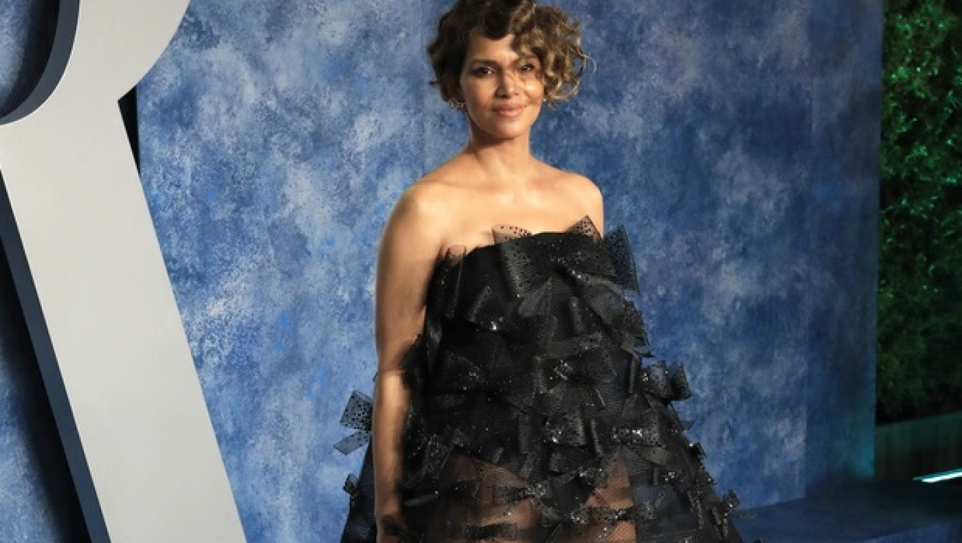 Halle Berry: Έβαλε «φωτιά» με το μαύρο lingerie της σε πρεμιέρα (vids)