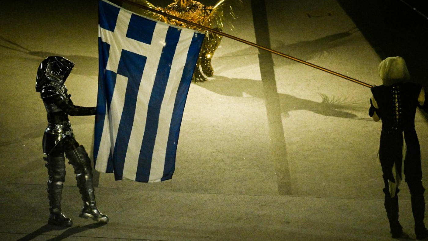 Ανατριχιαστική στιγμή: Η ελληνική σημαία και ο εθνικός ύμνος δίνουν φως στο Παρίσι