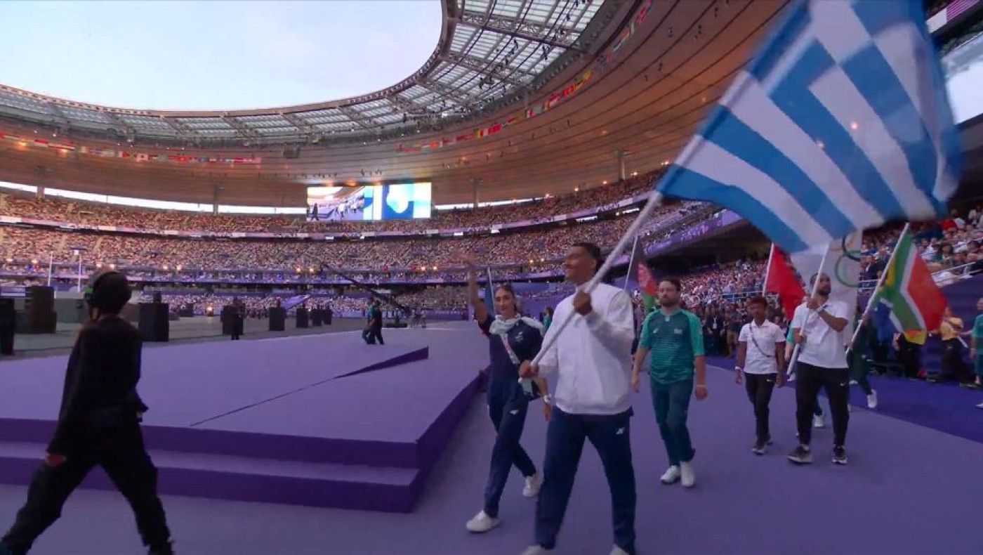 Τελετή Λήξης: Η είσοδος Καραλή και Πλατανιώτη με την ελληνική σημαία