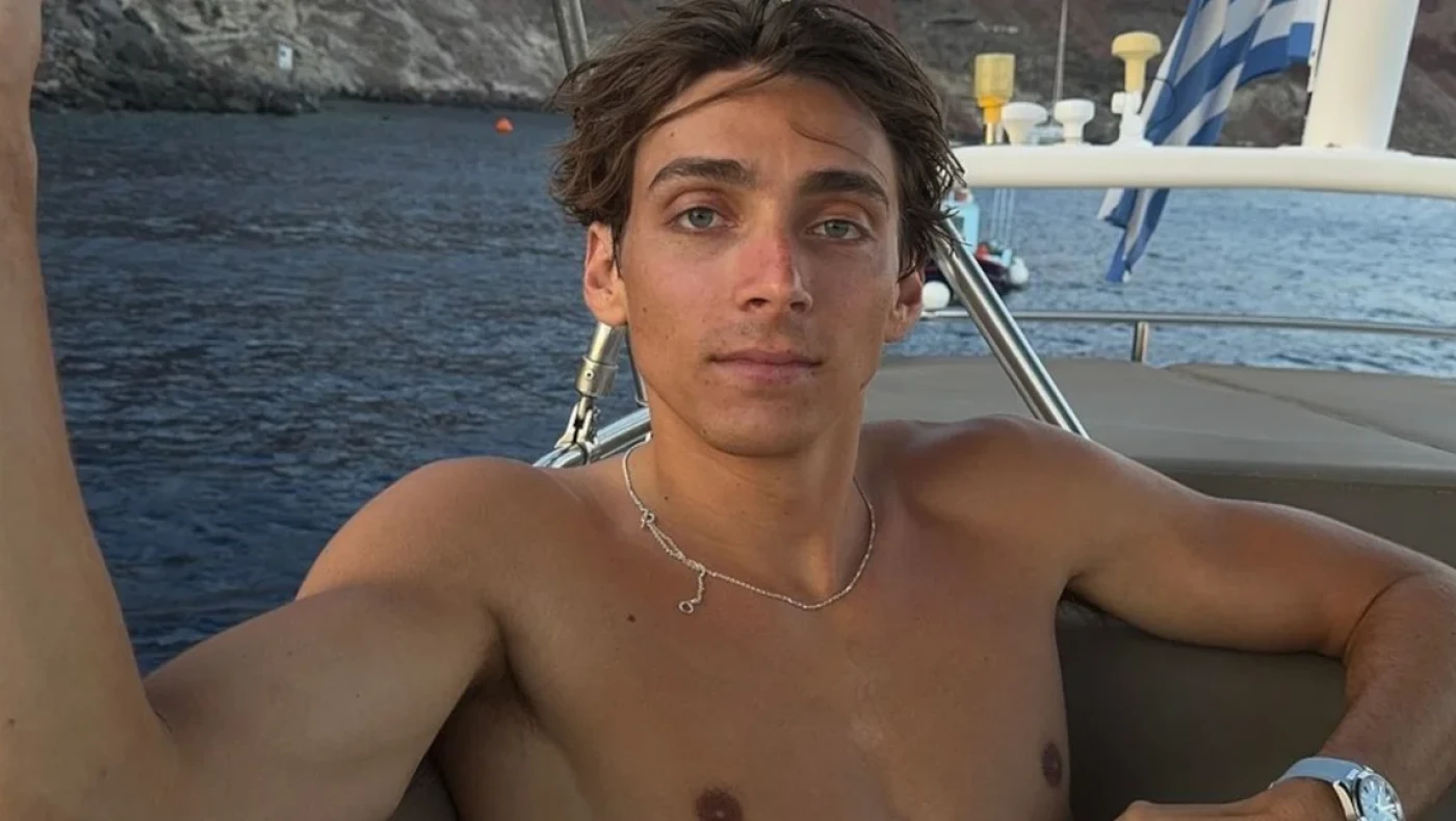 Ντουπλάντις: Στη Σαντορίνη με την ελληνική σημαία και την εντυπωσιακή σύντροφό του