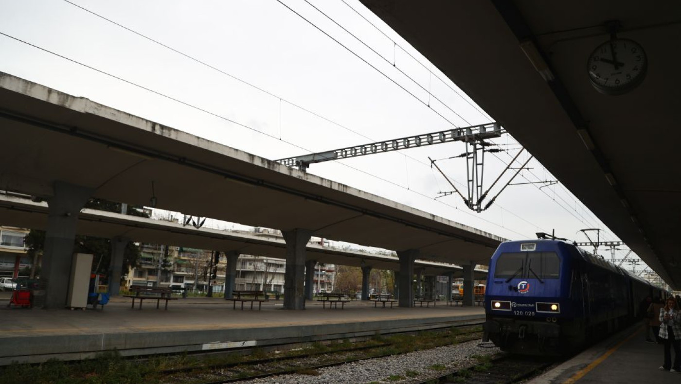 Παρ' ολίγον τραγωδία στην Αθήνα: Πώς αποφεύχθηκε σύγκρουση τρένου με τουριστικό λεωφορείο (vid)