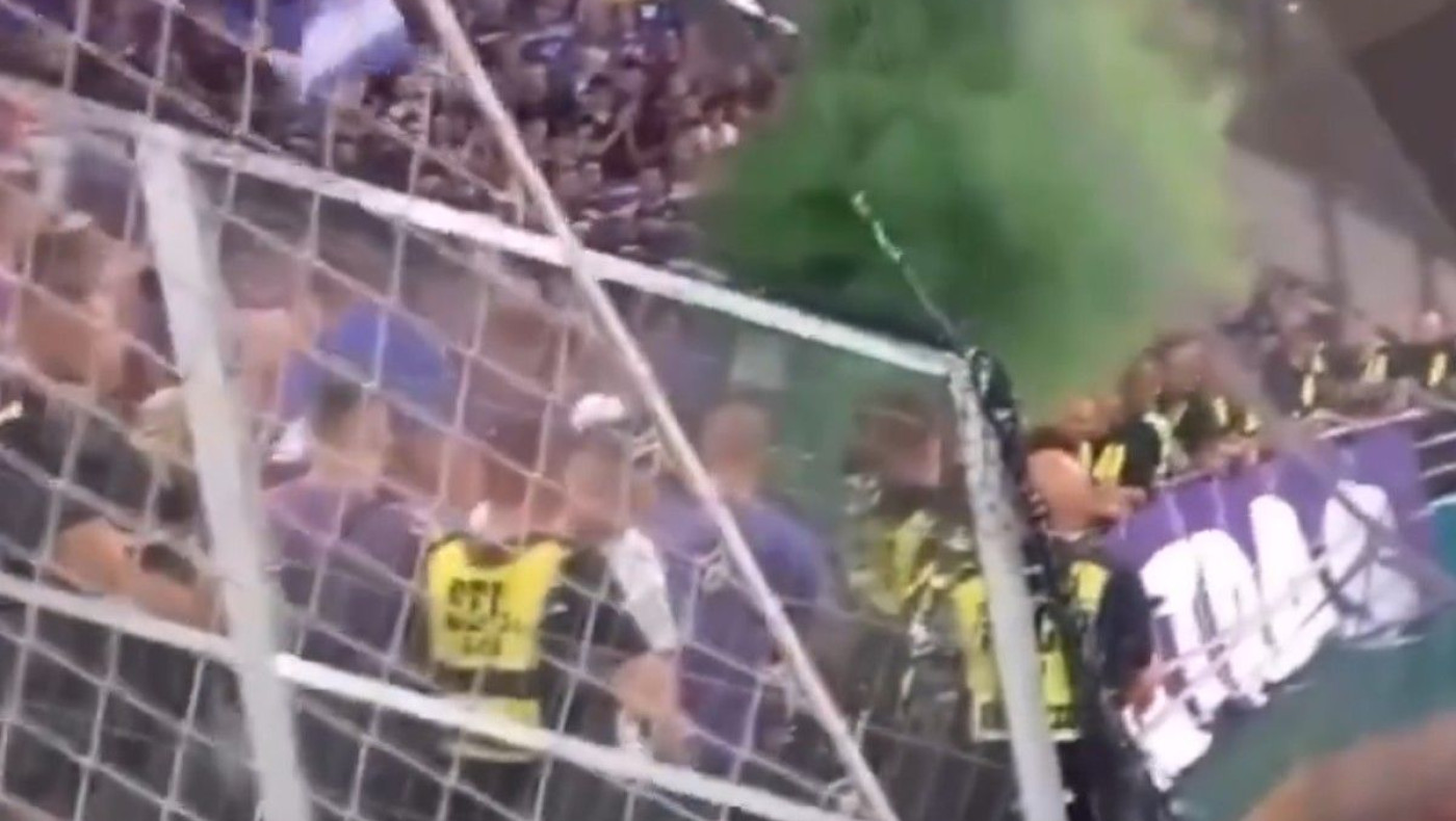 Οπαδοί της Φερεντσβάρος άναψαν καπνογόνα στην αντίπαλη κερκίδα με τηλεχειριστήριο