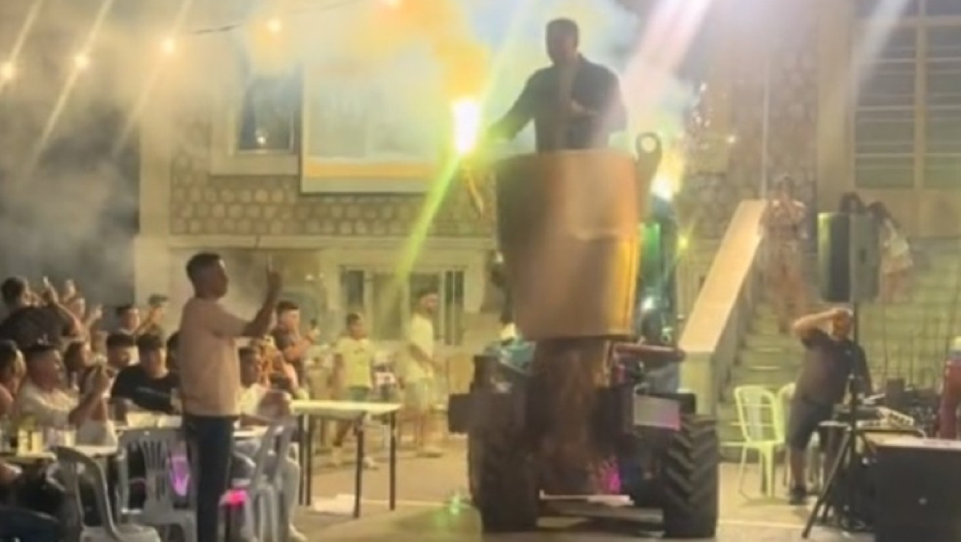 Viral η επική είσοδος τραγουδιστή σε πανηγύρι στη Λακωνία (vid)