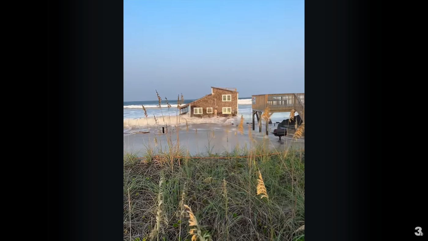 Τυφώνας Ερνέστο: Σπίτι παρασύρθηκε από τα ορμητικά νερά!