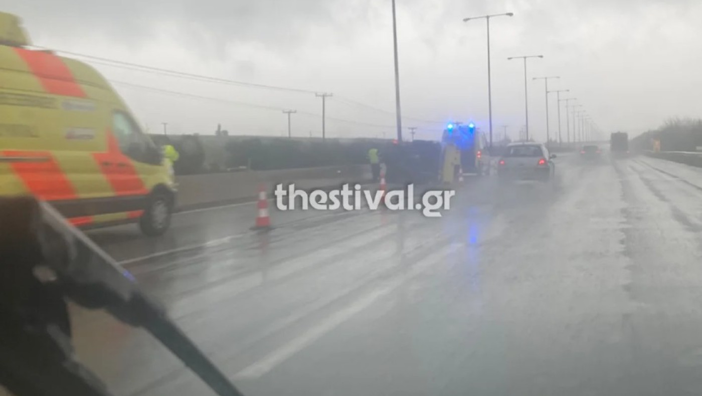 Θεσσαλονίκη: Αυτοκίνητο τούμπαρε στον περιφερειακό