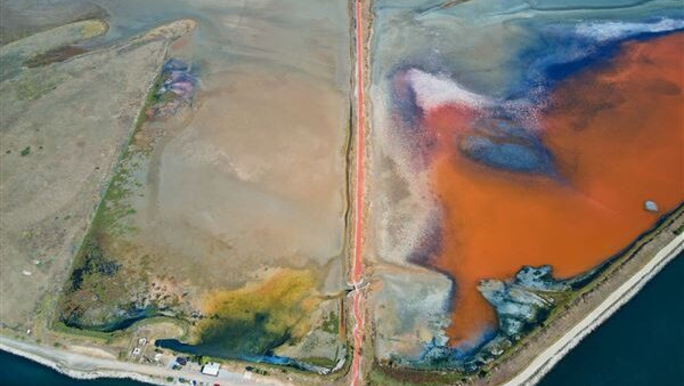 Θεσσαλονίκη: Στέγνωσε και... κοκκίνισε η λιμνοθάλασσα του Καλοχωρίου