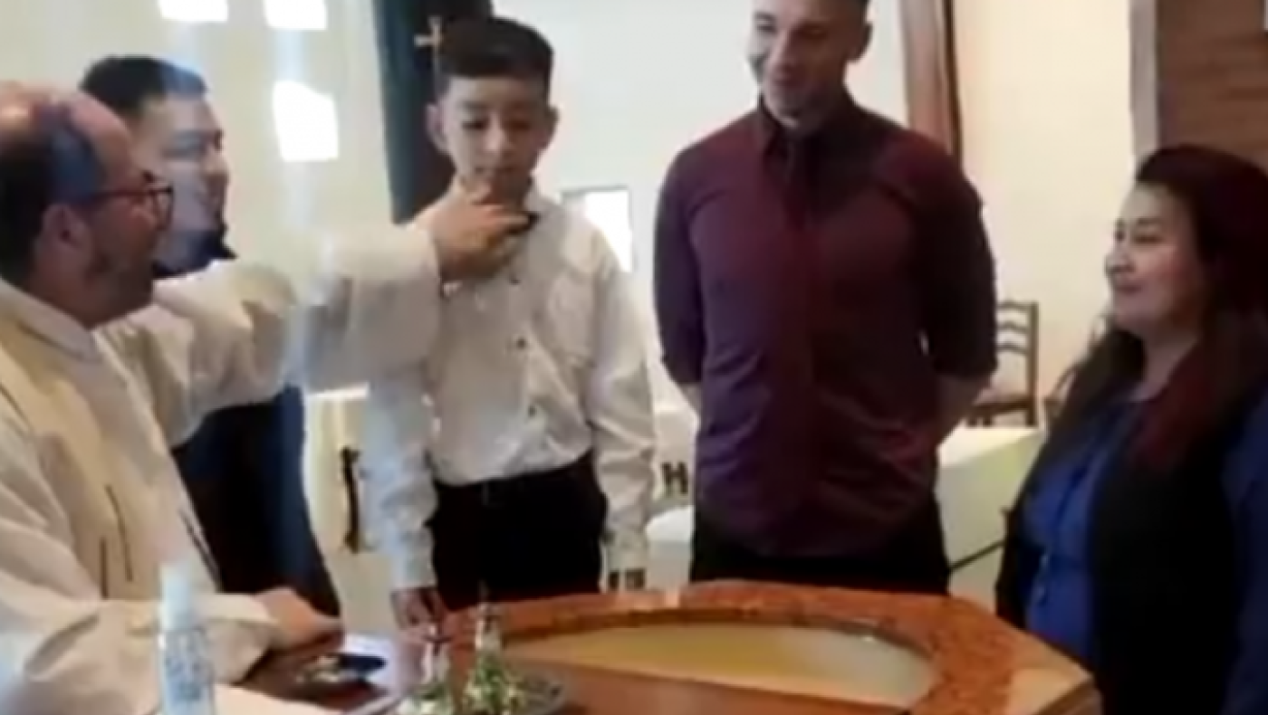 Πιτσιρικάς έγινε viral την ώρα την βάφτισης λέγοντας στον παπά πως θέλει να γίνει... Μέσι (vid)