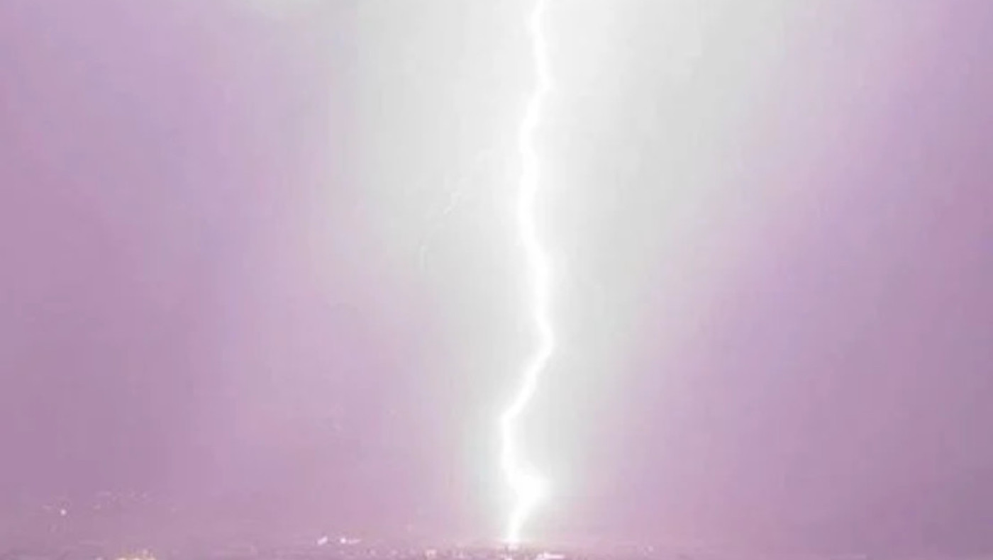 Θεσσαλονίκη: Εντυπωσιακή λήψη από πτώση κεραυνού στα Βασιλικά