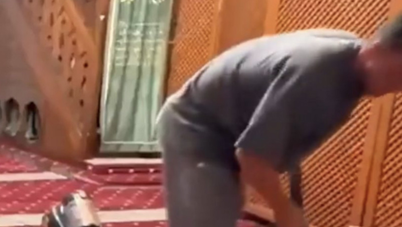 Μεσούτ Οζίλ: Πήρε... σκούπα και καθάρισε τέμενος!