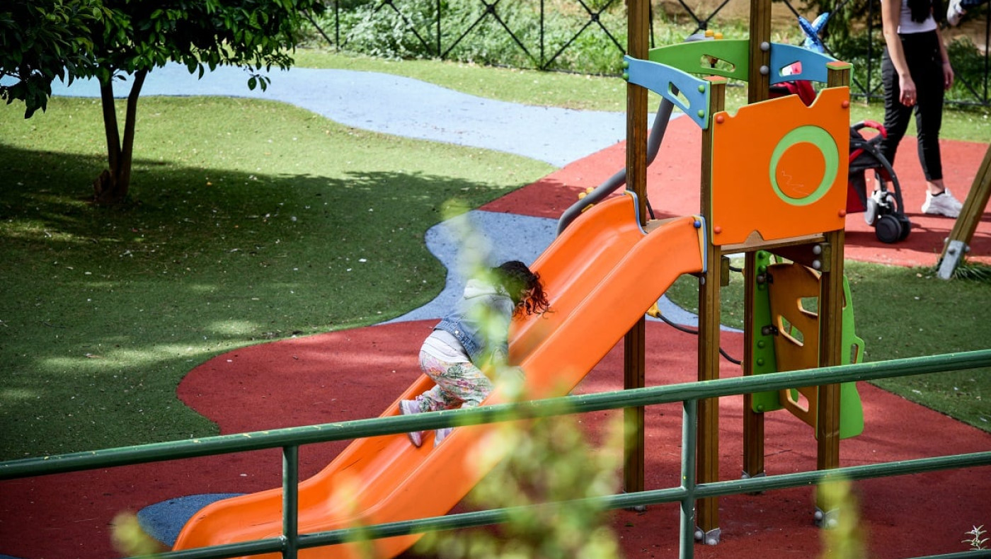 Τρόμος στο Περιστέρι: Άγνωστος επιτίθεται σε γυναίκες με παιδιά σε παιδική χαρά