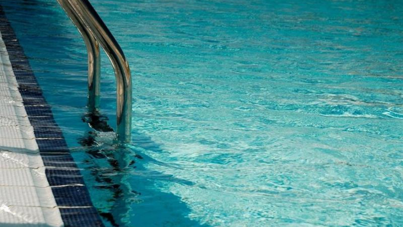 Ρόδος: Ο κυρ Γιώργος συνεχίζει τις βουτιές στα 93 του χρόνια (vid)