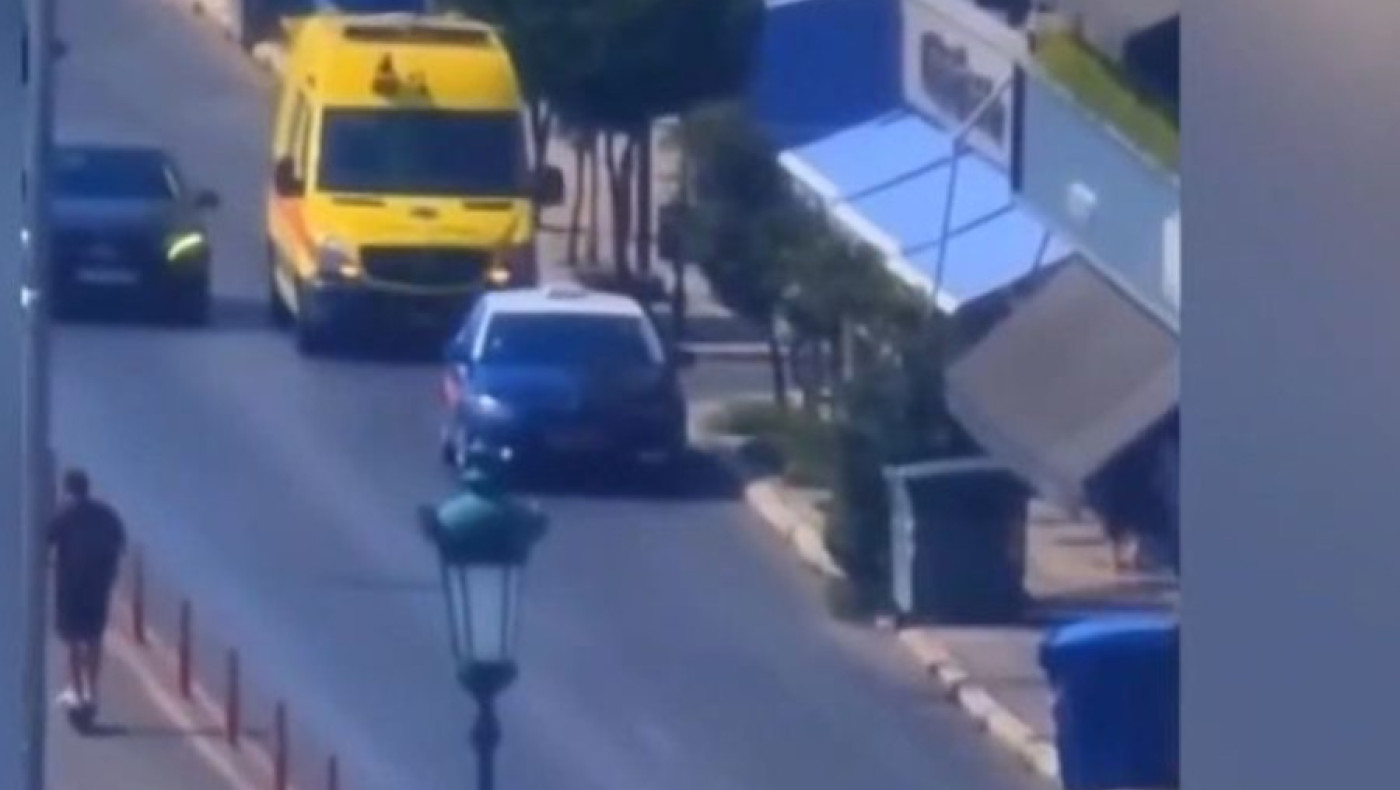 Θεσσαλονίκη: Οδηγός ταξί κλείνει τον δρόμο σε ασθενοφόρο!