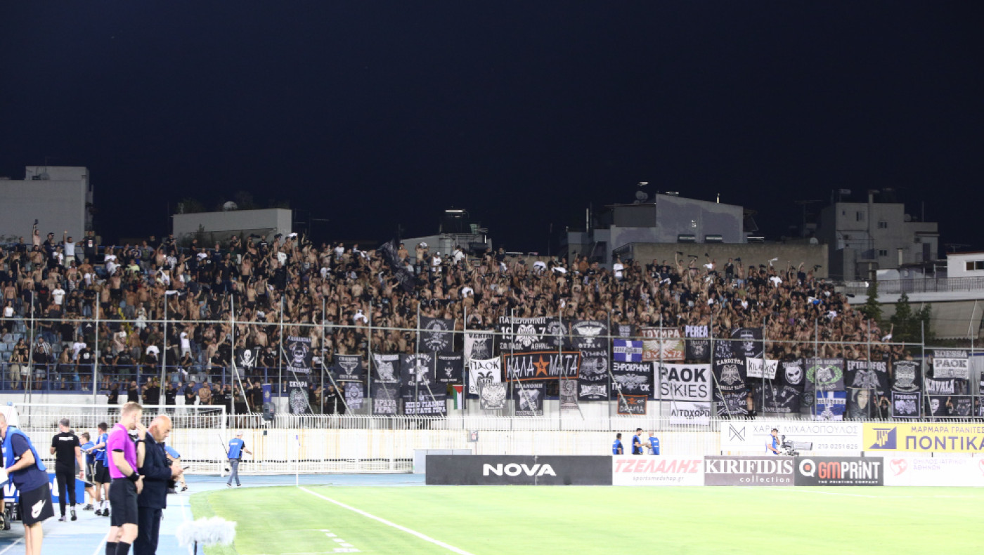 Δυναμική παρουσία του κόσμου του ΠΑΟΚ στο Περιστέρι