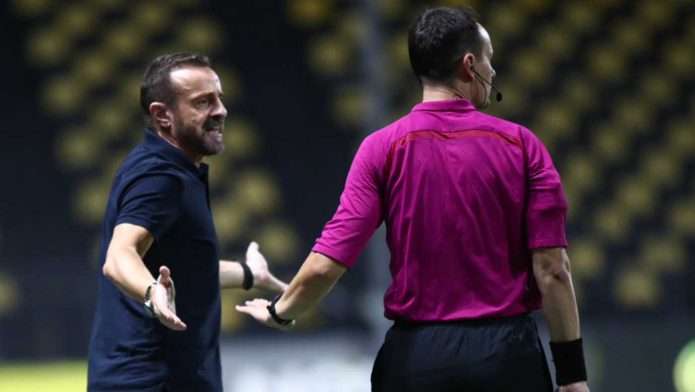 Μάντζιος: «Ακόμη ένα ματς που δεν μας αντιμετωπίζουν όπως θα έπρεπε»