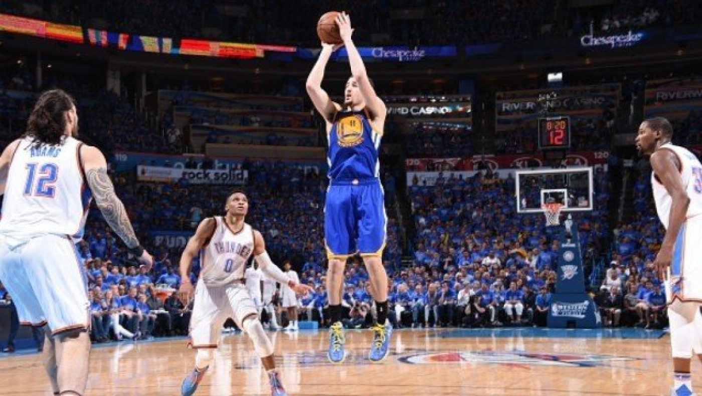 ΑΠΙΘΑΝΟ! Προσκύνησε τον Τόμπσον ο ιδιοκτήτης των Γουόριορς (video)