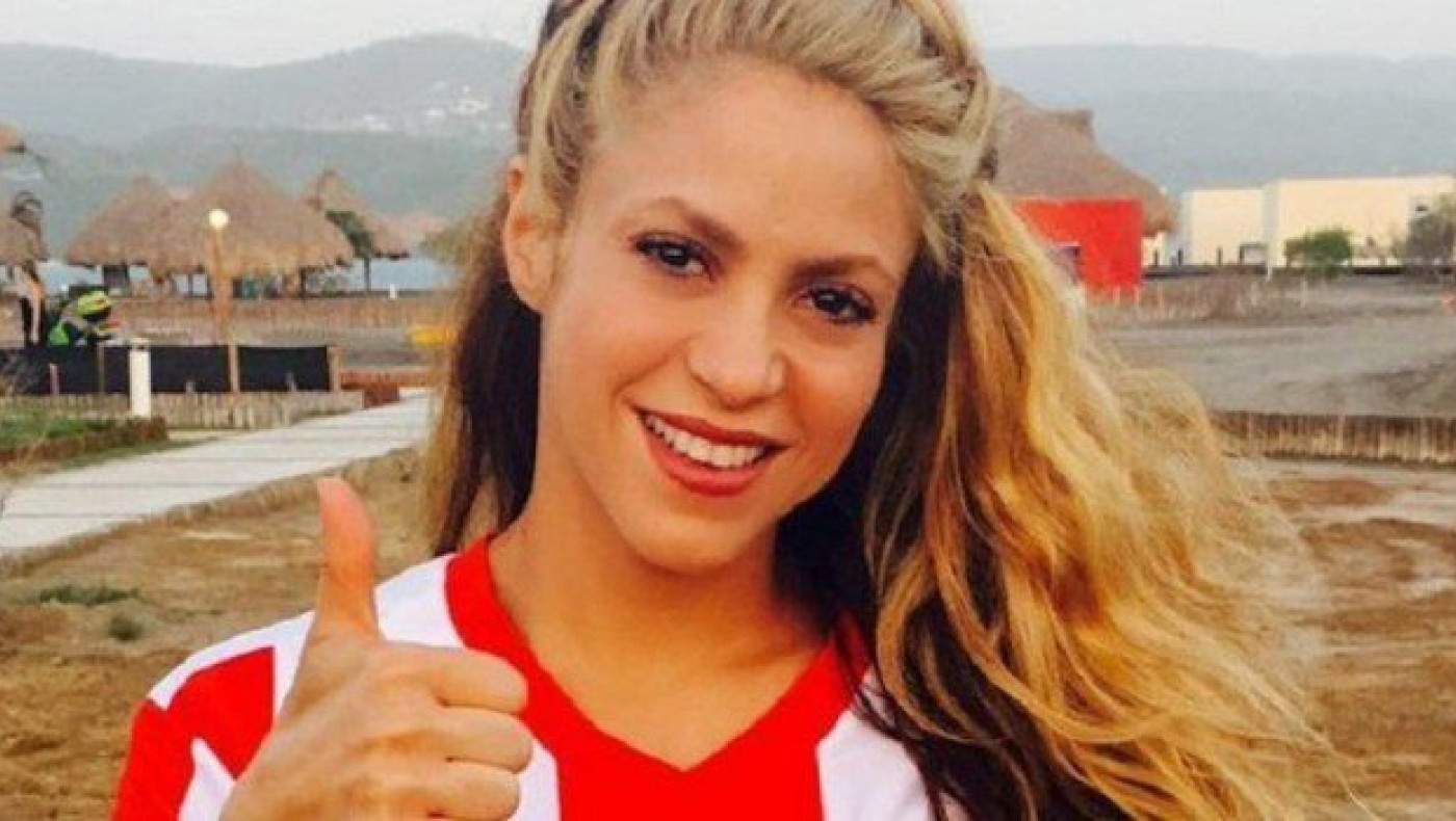 Φόρεσε την ερυθρόλευκη φανέλα η Σακίρα!      (pics)