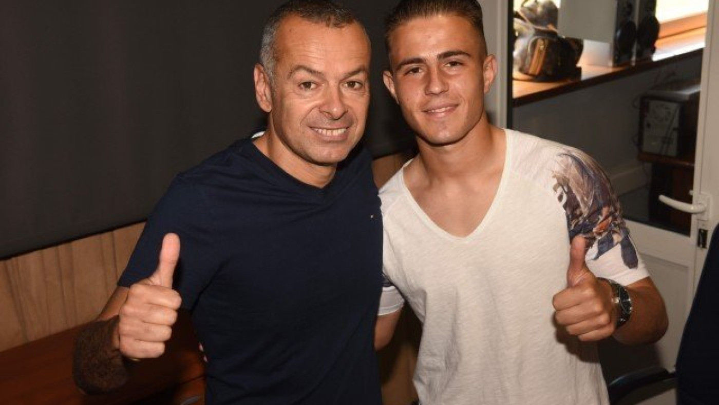 Ο Πελκίνιο      έξω          από τις γραμμές του γηπέδου