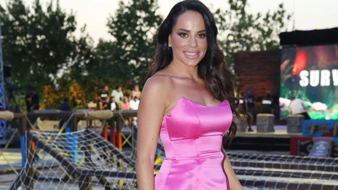 Μαρία Αντωνά: Με σέξι σορτσάκι και τακούνια μπροστά στον καθρέφτη της