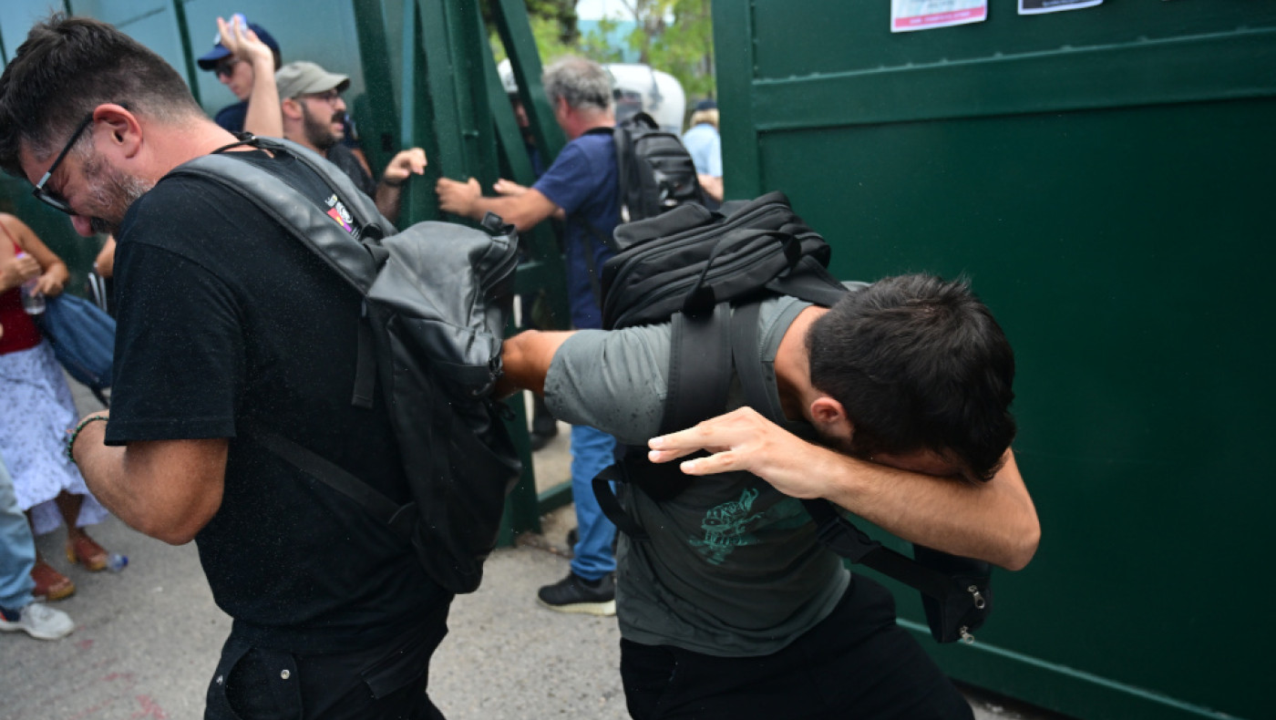 ΜΑΤ έριξαν χημικά σε εκπαιδευτικούς: Ένταση έξω από το υπουργείο Παιδείας (pics, vid)