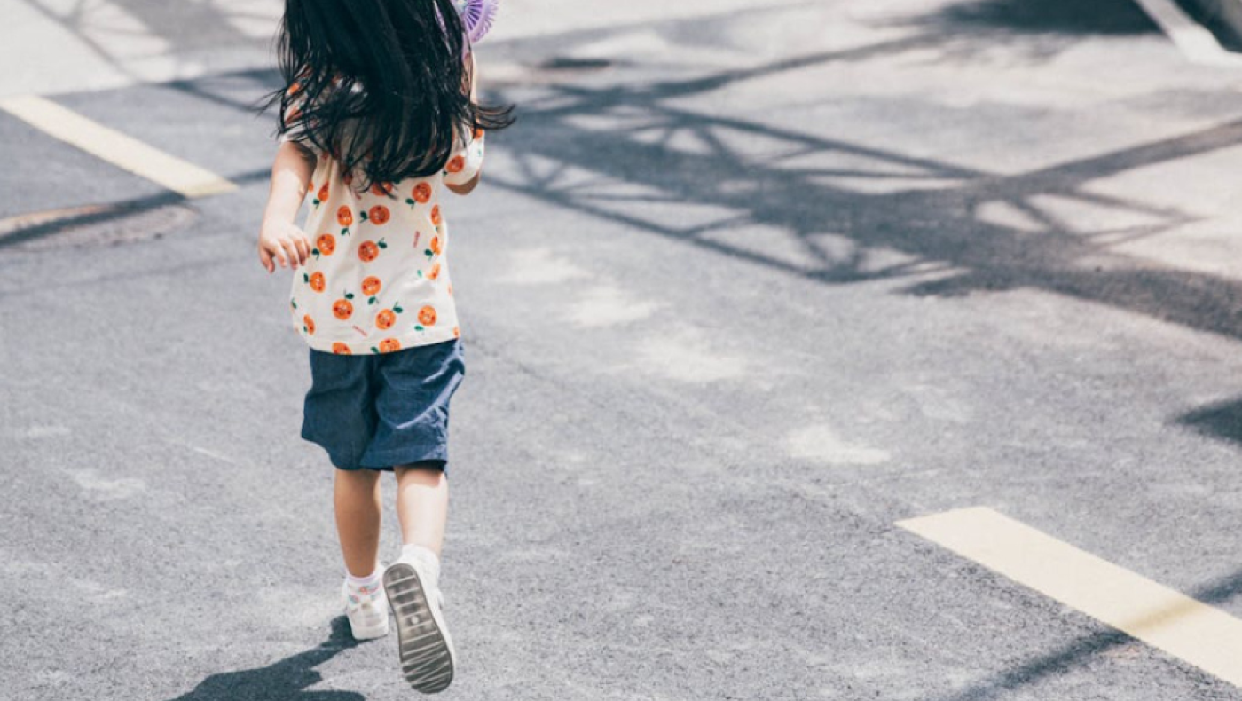 Συνελήφθη μητέρα και γιαγιά μιας 4χρονης που το έσκασε από το σπίτι!