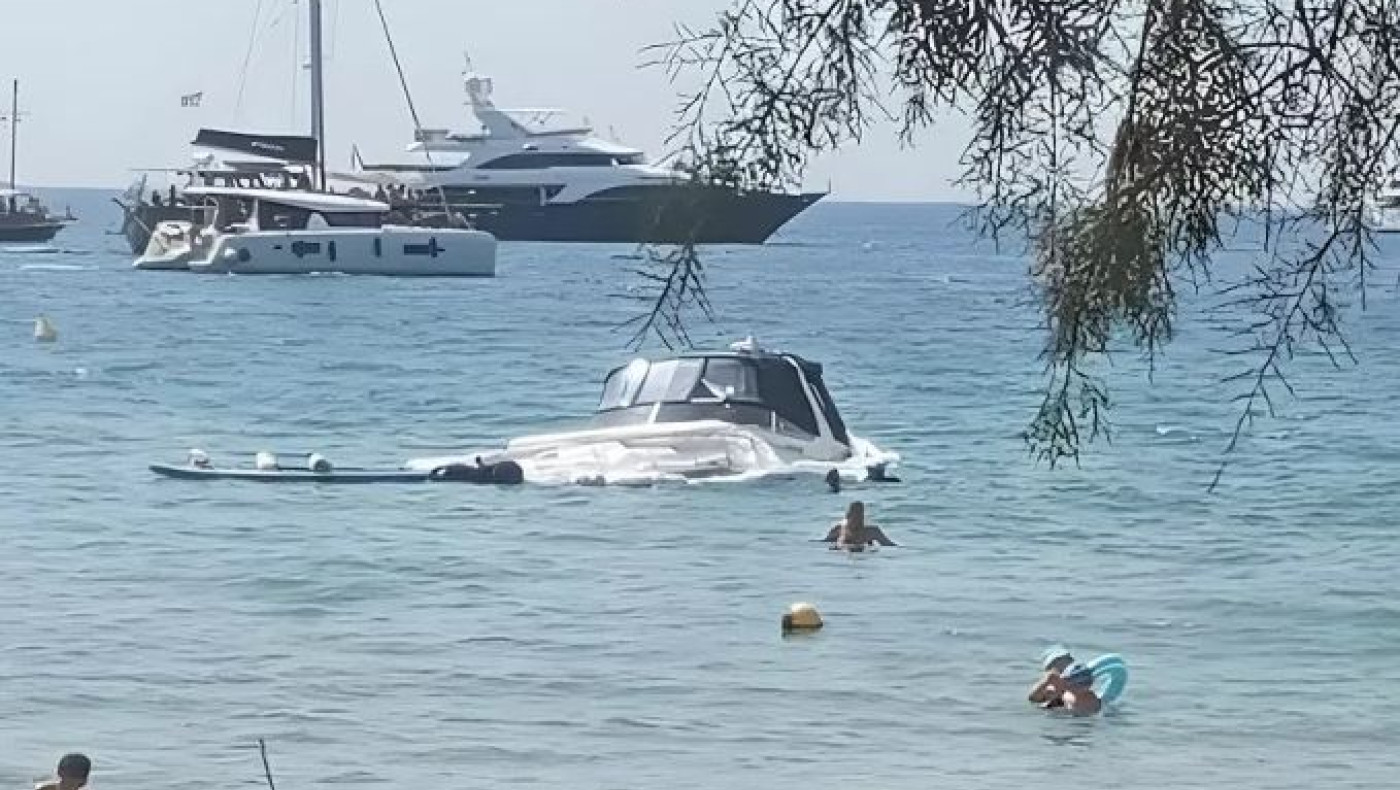 Βουλιαγμένη: Σκάφος βυθιζόταν δίπλα από τους λουόμενους (vid)