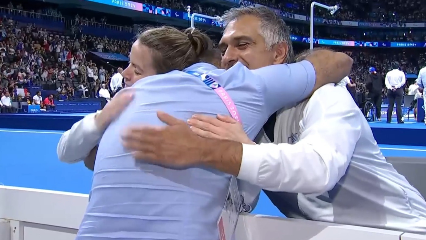 Παραολυμπιακοί: Η αγκαλιά του δημοσιογράφου της ΕΡΤ στη Σταματοπούλου