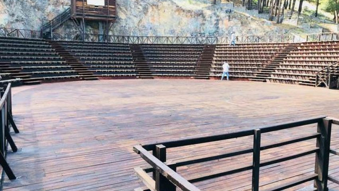 Τζόυς Ευείδη και Γεράσιμος Σκιαδαρέσης για Δημοτικό θέατρο Κοζάνης: «Tο πάτωμα είναι σφουγγαρισμένο αλλά οι τουαλέτες πλημμυρισμένες ούρα»