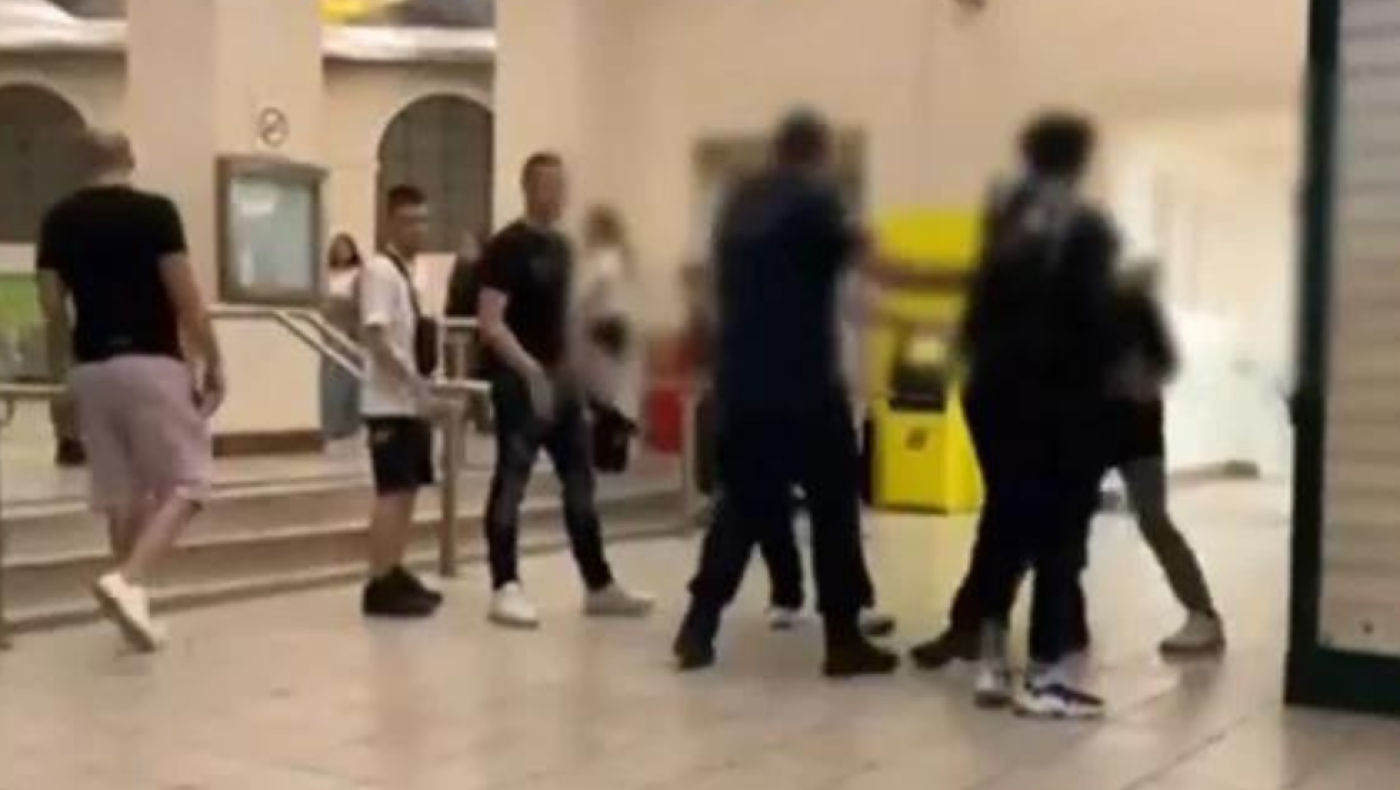 Καρέ-καρέ το άγριο ξύλο νέων στο Μοναστηράκι: Σοκάρει το βίντεο ντοκουμέντο