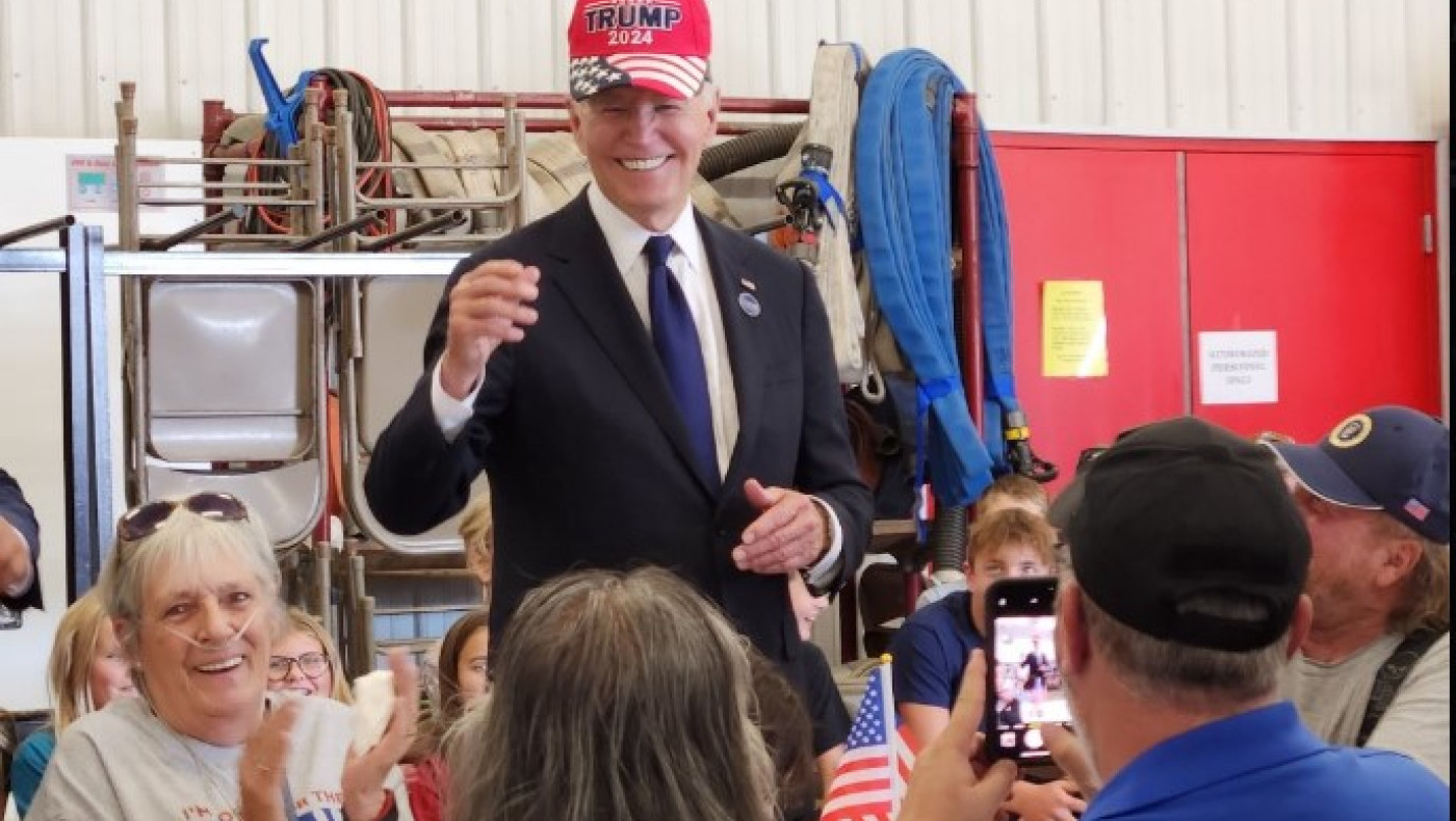 ΗΠΑ: Ο Τζο Μπάιντεν φόρεσε καπέλο υποστήριξης του Ντόναλντ Τραμπ!