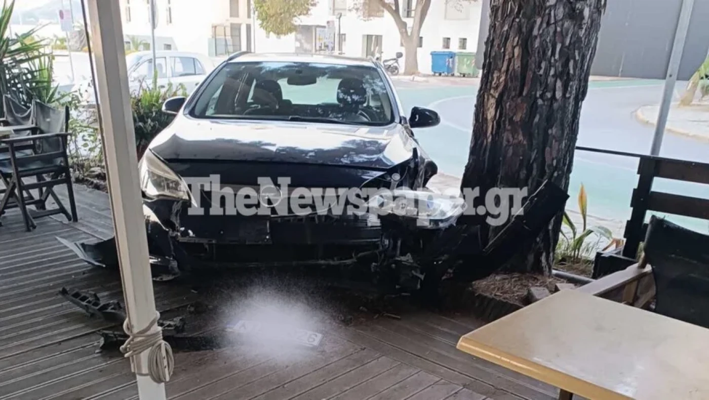 Βόλος: Όχημα «καρφώθηκε» σε τζαμαρία καφετέριας