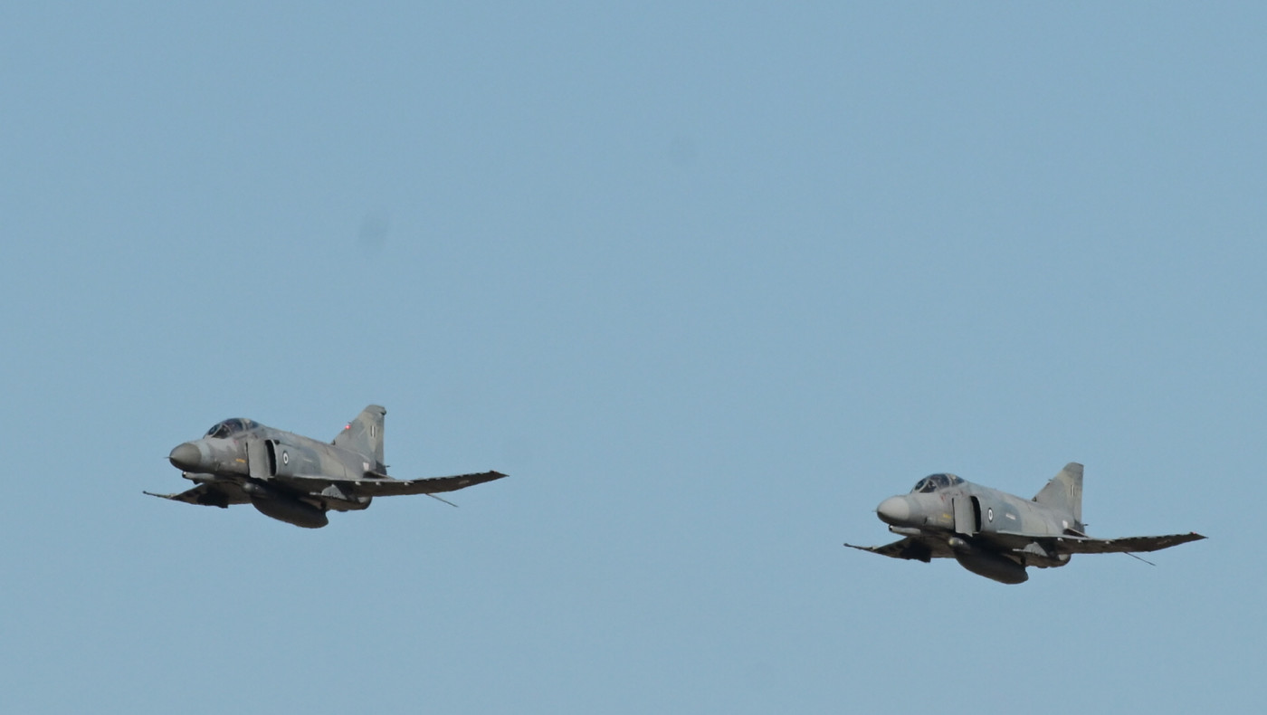 Athens Flying Week: Μάγεψε τους θεατές η αερομαχία Rafale και F-16 Viper