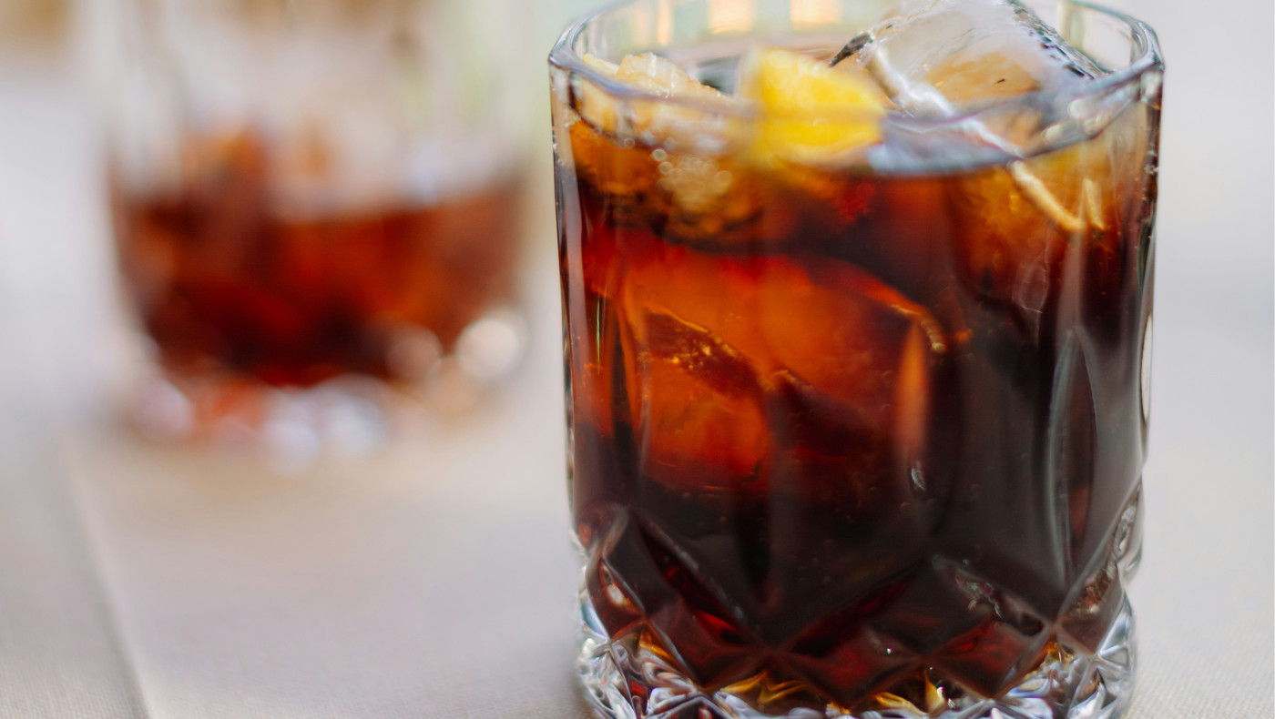 Παρήγγειλε βότκα με Coca-Cola και προβλέπει... εξαφάνιση τουριστών!