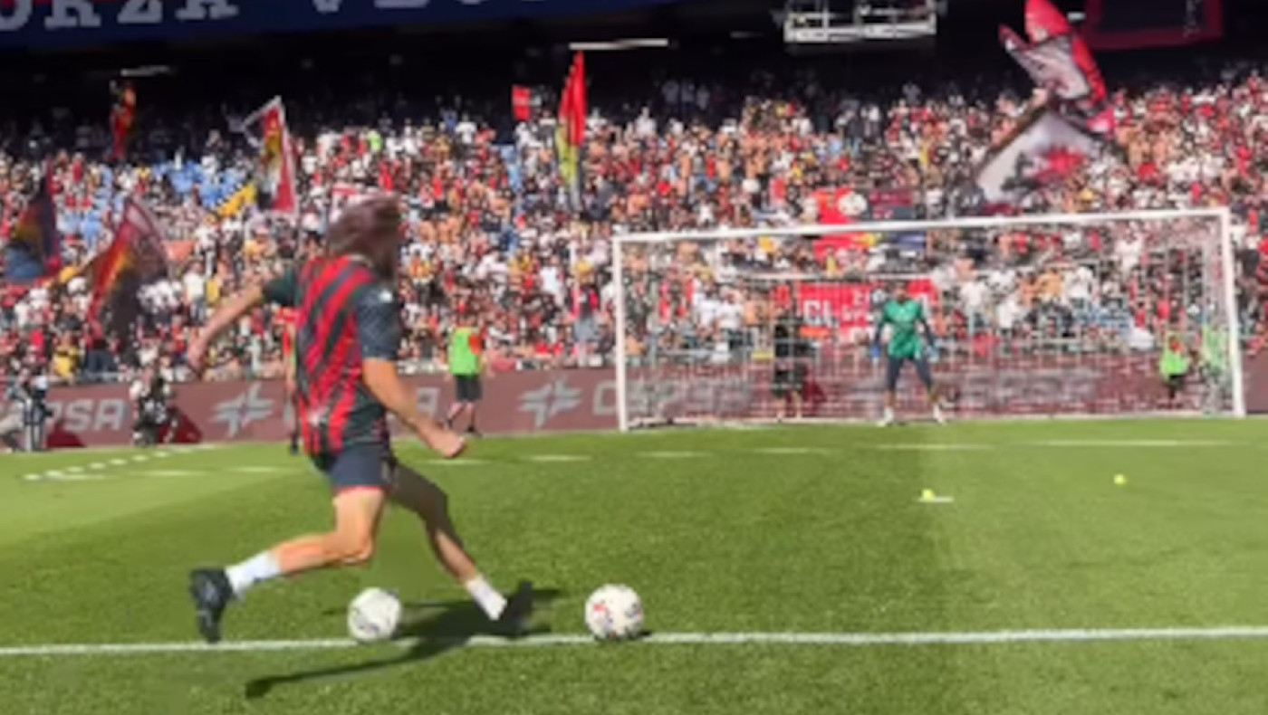 Ο Τσιτσιπάς έκανε ζέσταμα και σουτάκια πριν τη σέντρα του Τζένοα-Ρόμα