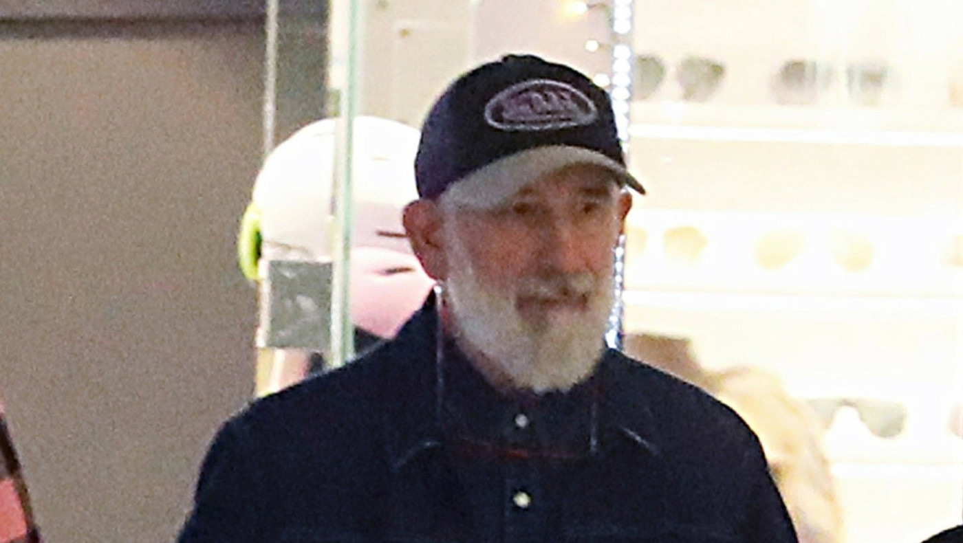 Πέτρος Φιλιππίδης: Καπέλο, γυαλιά και βόλτα στην Αθήνα με τη σύζυγό του